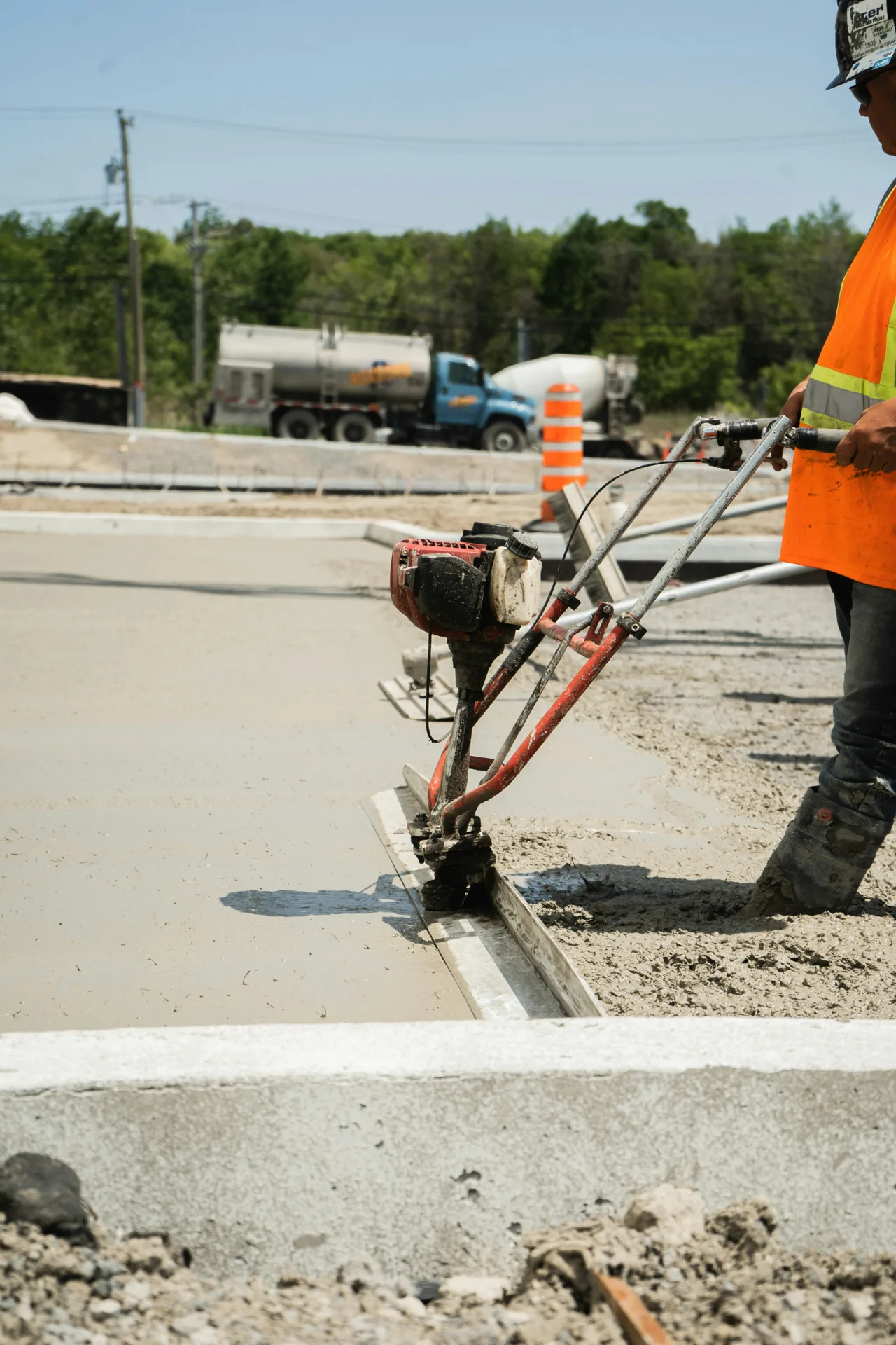 machine slipform curb and gutter being poured in Laval