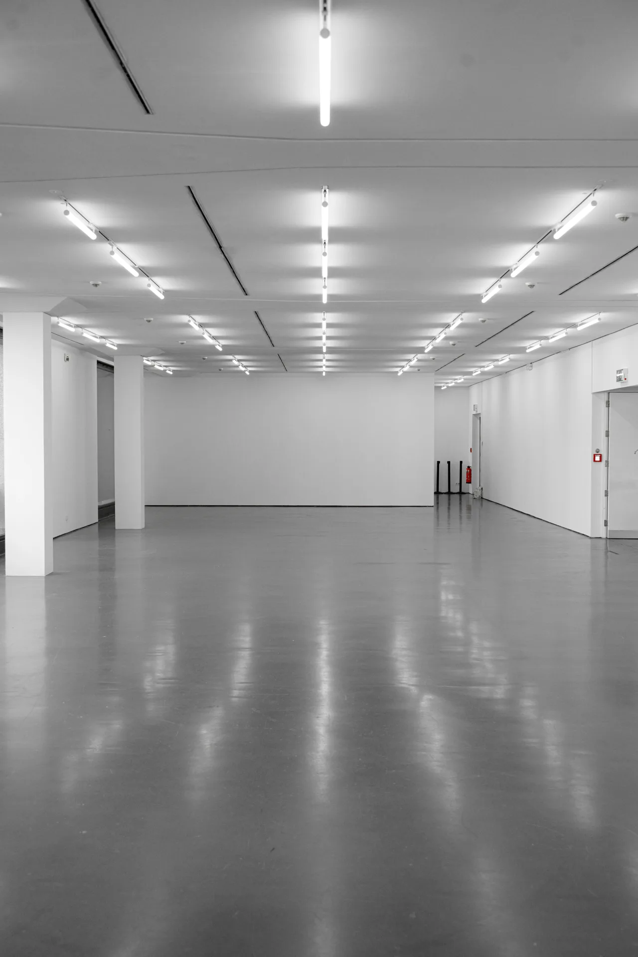 diamond grinder polishing a commercial concrete floor in Laval