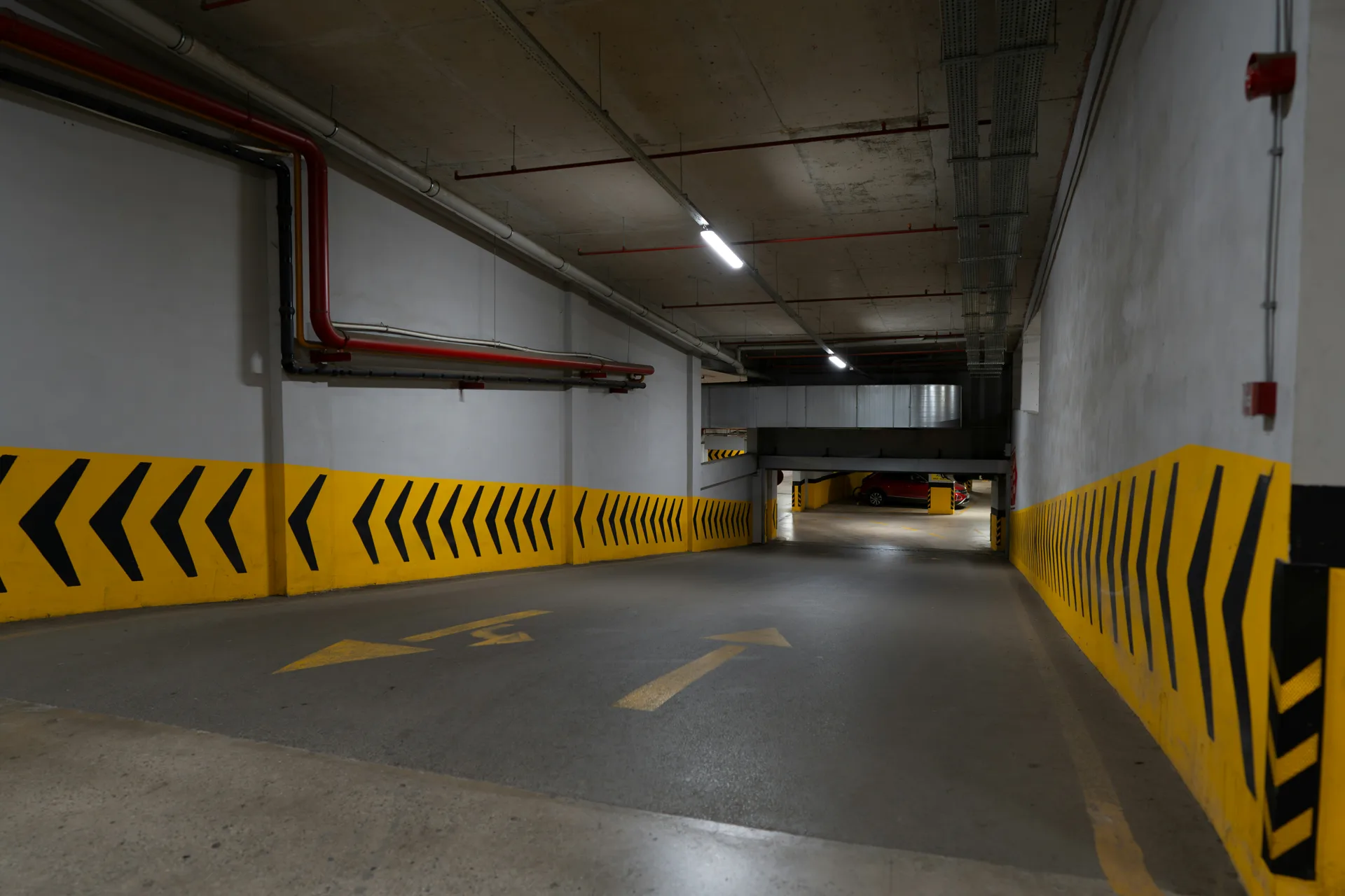 concrete parking structure ramp in Laval