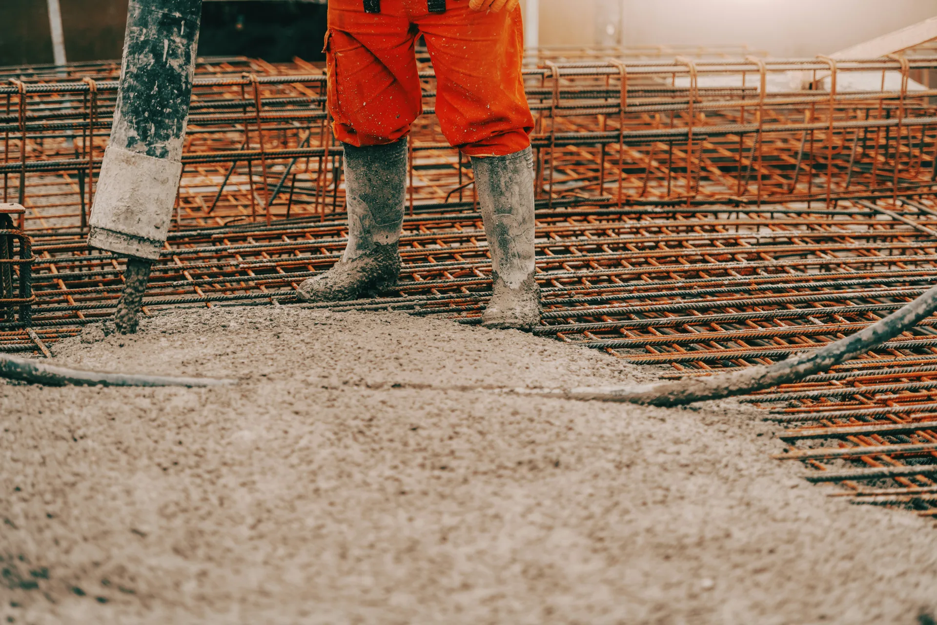 concrete pump operator placing concrete with a coiled hose in Laval