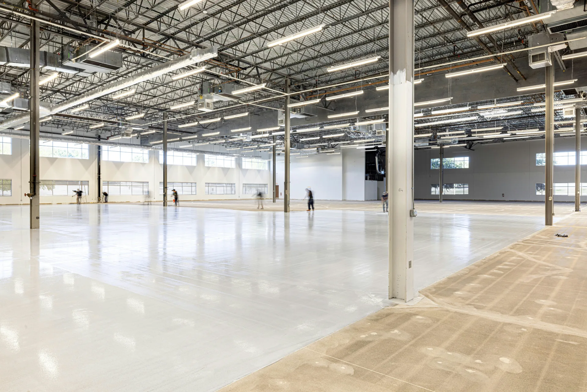 before and after of an epoxy garage floor coating in Laval
