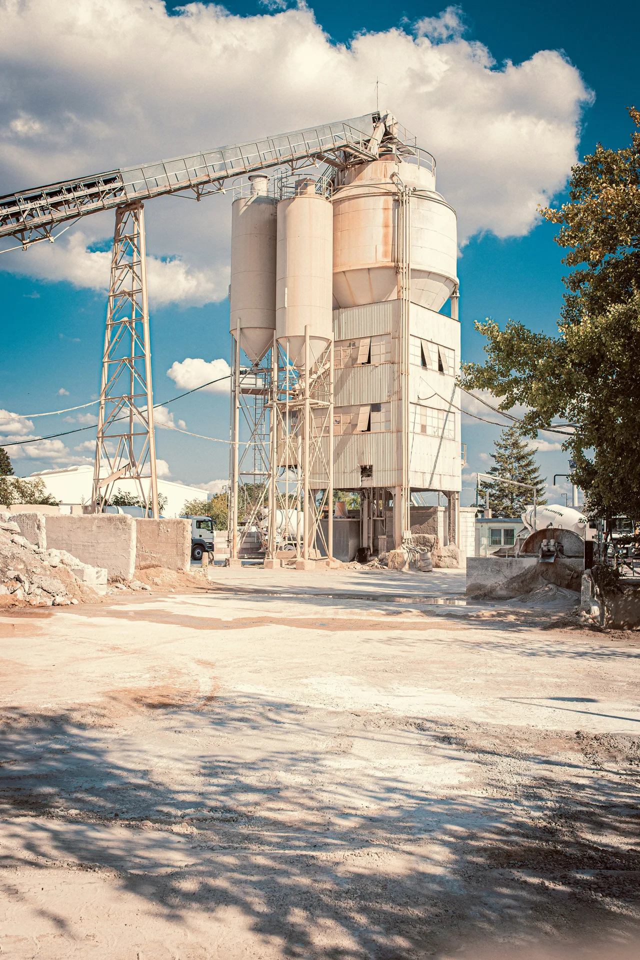 ready-mix batching plant silos serving Laval