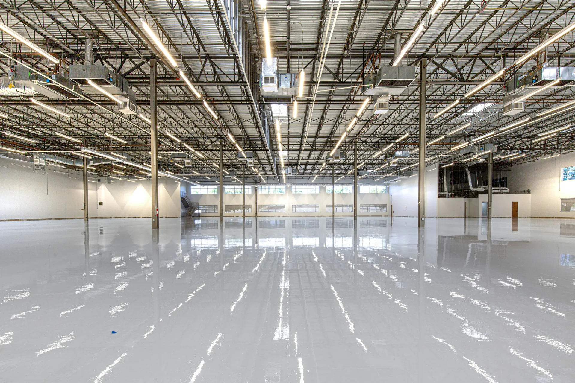 high-gloss epoxy floor in a Laval cold storage facility