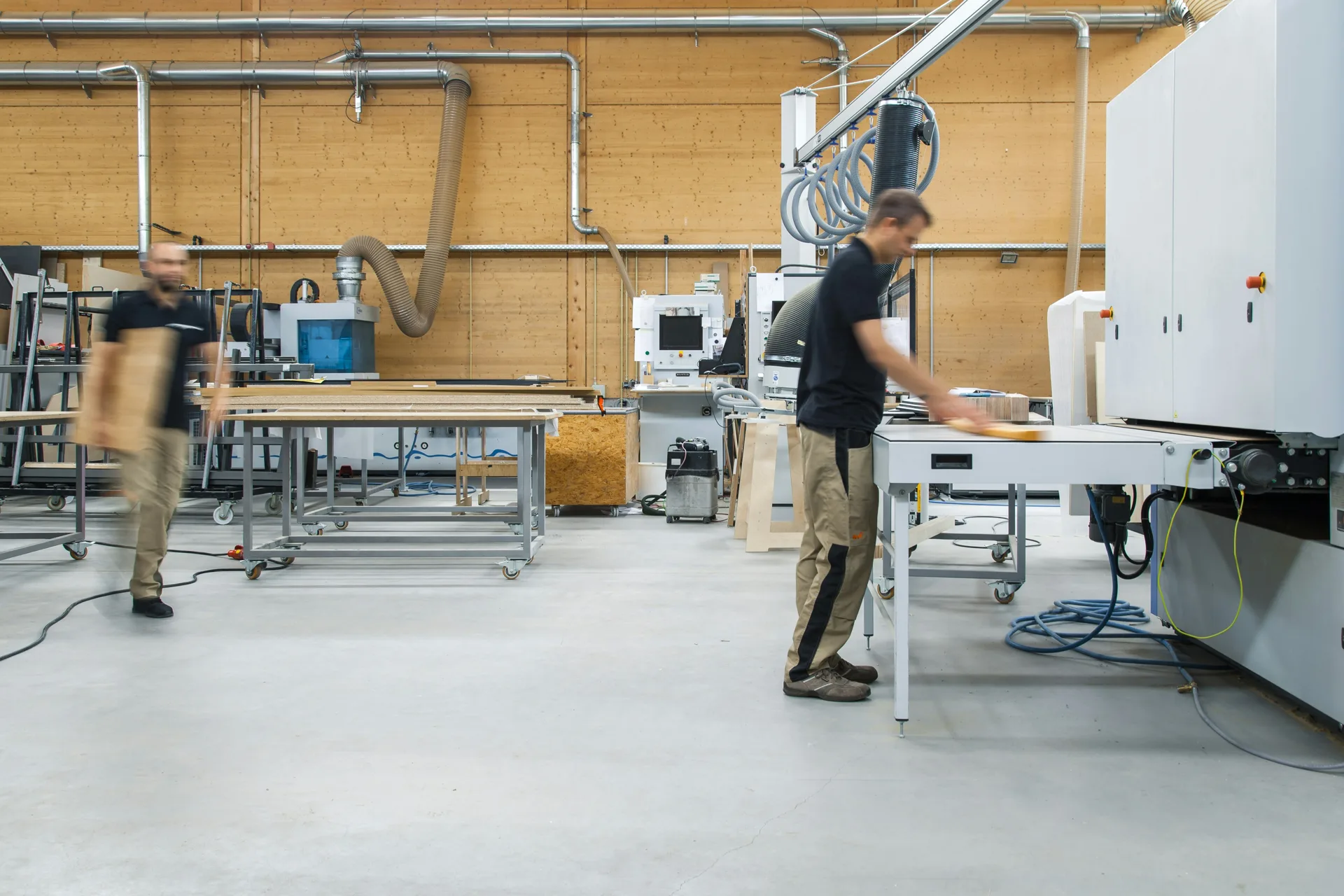 controlled-environment epoxy floor at a Laval light-industrial facility