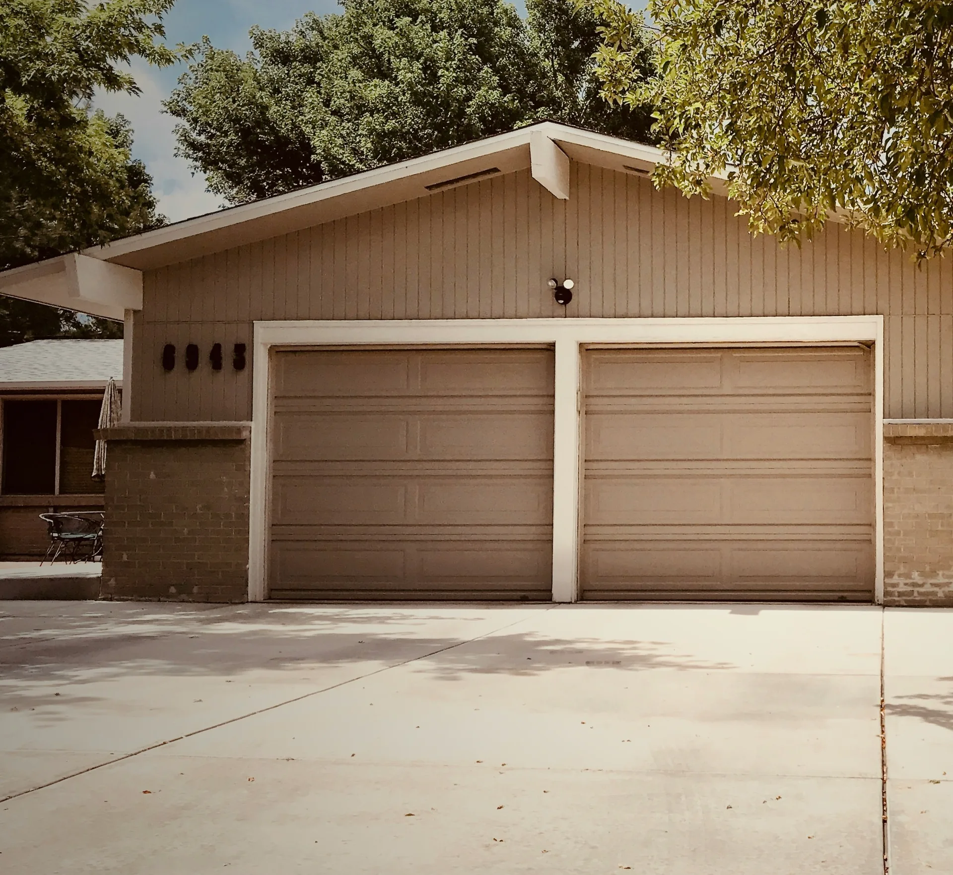 finished resurfaced concrete driveway at a Laval ranch home