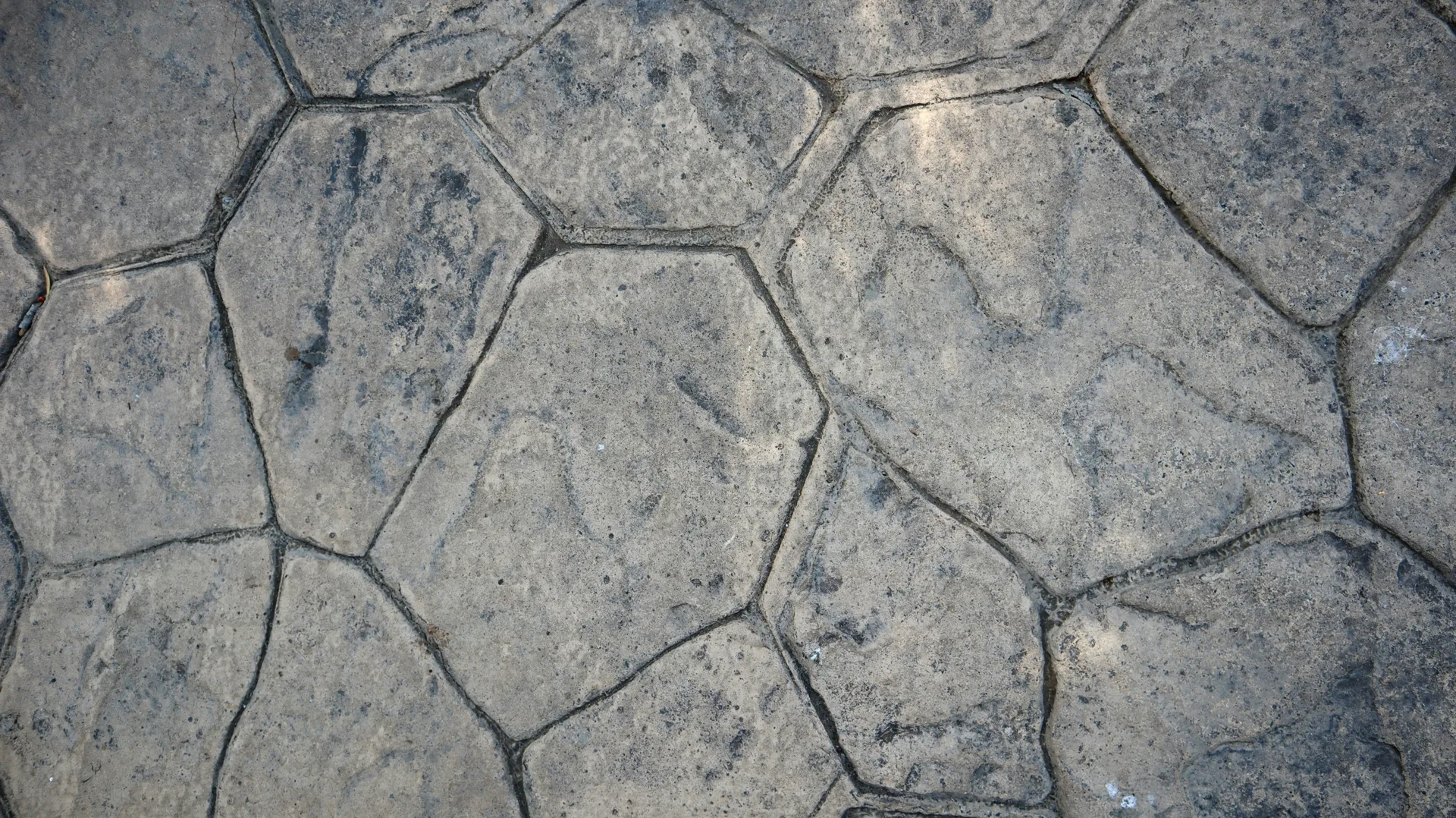 stamped concrete driveway in a fieldstone pattern in Laval