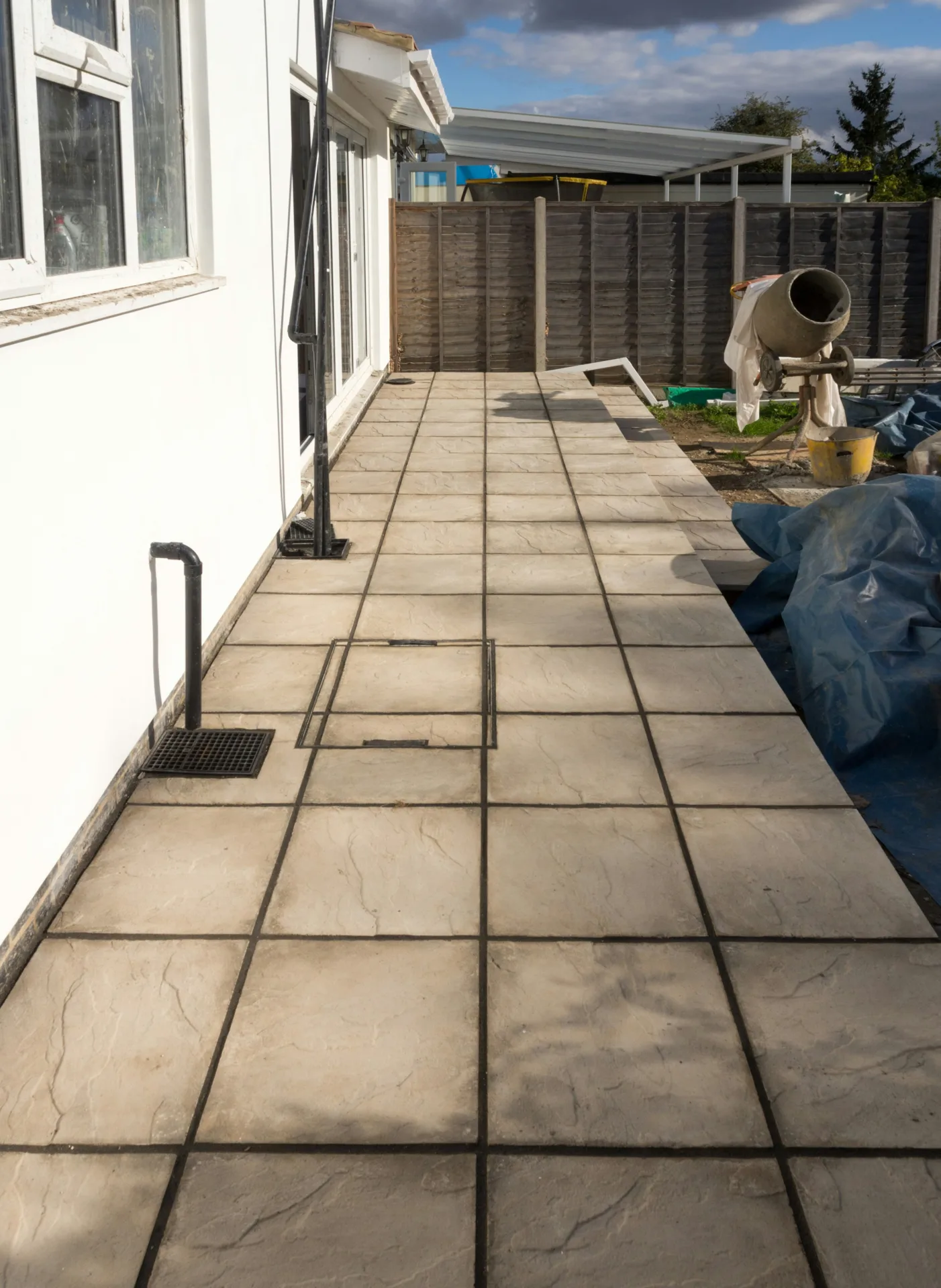 concrete walkway installation along the side yard of a Laval home